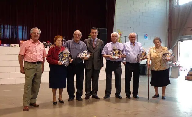 L'alcalde Melcior Claramunt amb amb el veïns de vuitanta anys.