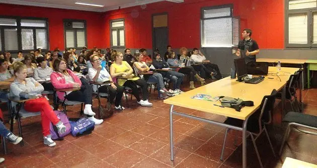 Primera xerrada del cicle, que va tenir lloc a l&#39;Institut Mollerussa.                               