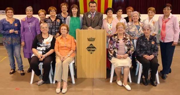 L&#39;alcalde Melcior Claramunt amb les puntaires locals.                               