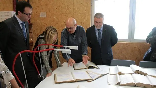 La vicepresidenta del Govern Joana Ortega observa els documents.