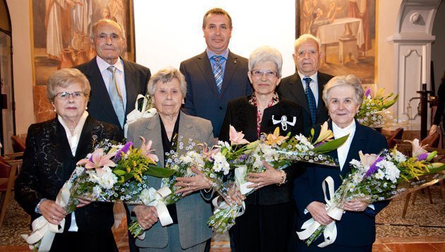 Joan Ramon Sangrà i el membres del consistori amb els homenatjats.