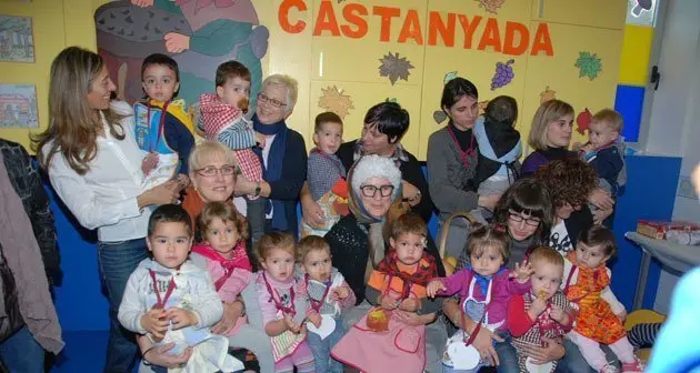 Els alumnes de la llar d&#39;Infants La Tenalla, amb familiars i docents. 