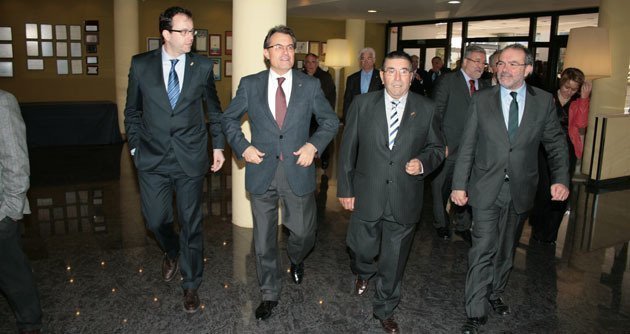El president Mas, amb Reñé, Solsona i Carné, a l&#39;arribada al dinar.