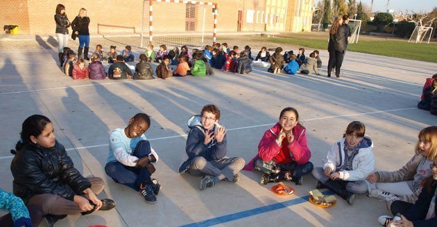 Els escolars van preparar el seu propi berenar que van menjar al pati.   