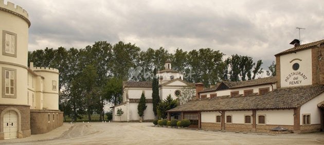 Imatge del complex del Castell del Remei, restaurant, ermita, i castell.