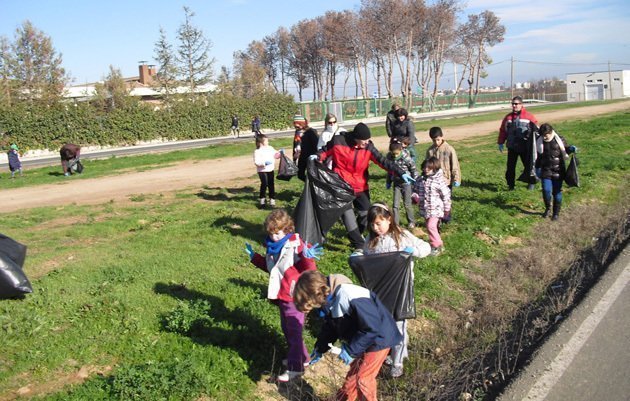 Escolar i famílies van participar en la neteja del Parc de La Serra.