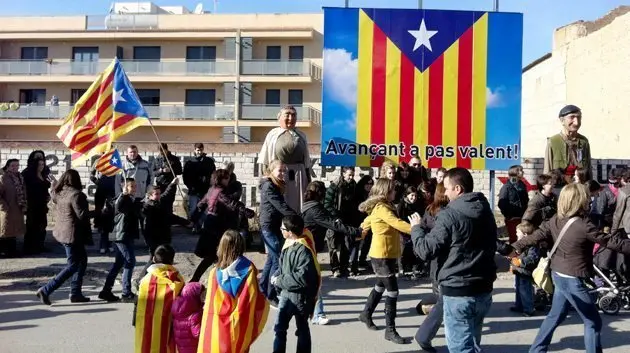 Els membres de l&#39;ANC van pintar una gran Estelada amb la frase Avançant a pas valent!