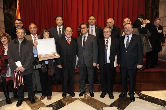 El presidents Artur Mas, i Joan Reñé amb els guardonats. 