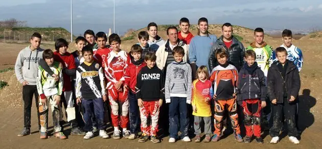 El membres de l&#39;escola i l&#39;equip de competició amb els directius i preparadors.  