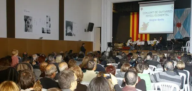 Els alumnes de guitarra en un moment del Concert de Nadal.