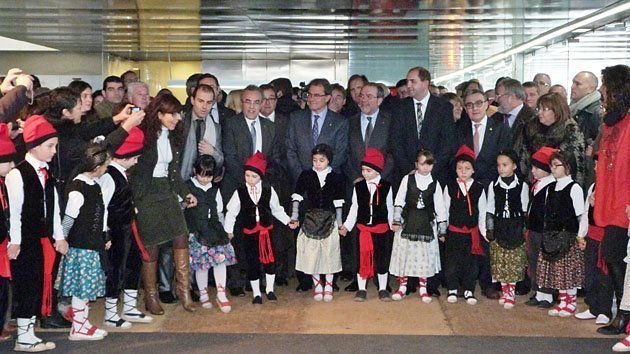 El president Mas va ser rebut per un grup de petits sardanistes.