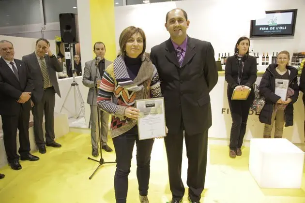 Jordi Ribalta lliura el premi d&#39;aparadors a Joieria Balcells.