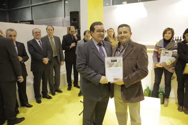 El president del Consell Comarcal Juli Muro lliura el premi a Agrolés - Actel.