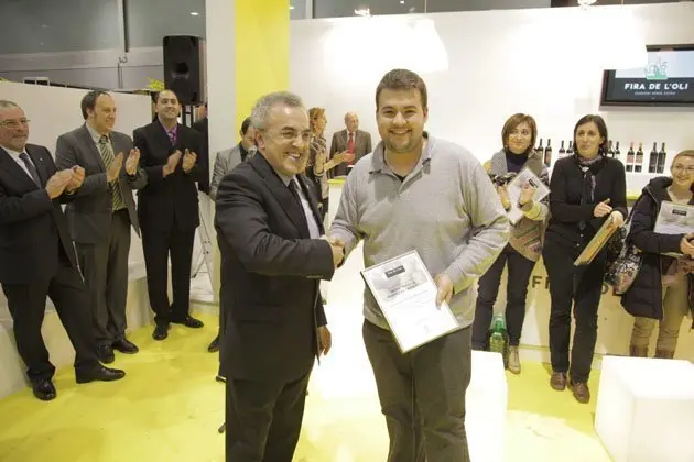 Enric Mir lliura el premi a Masia Tero, La Manreana i Miravall.