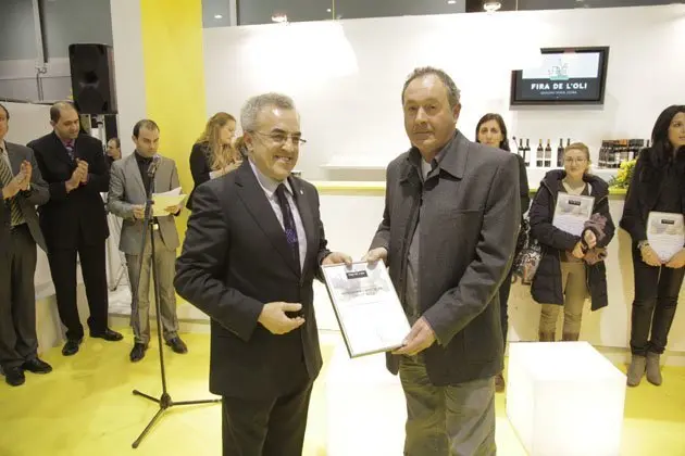 L&#39;alcalde Enric Mir lliura el premi a Arbequina i Secció de Crèdit.