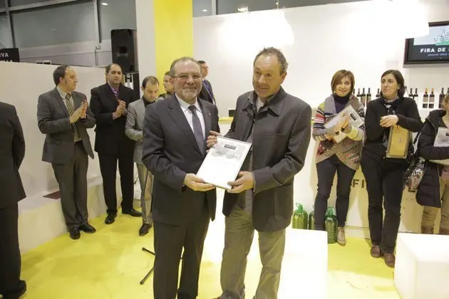 Joan Reñé lliura el premi a Arbequina i Secció de Crèdit.