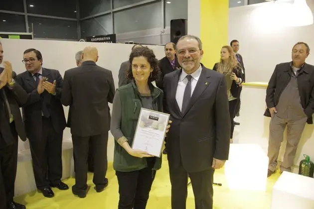 Joan Reñé lliura el premi al Molí dels Torms.