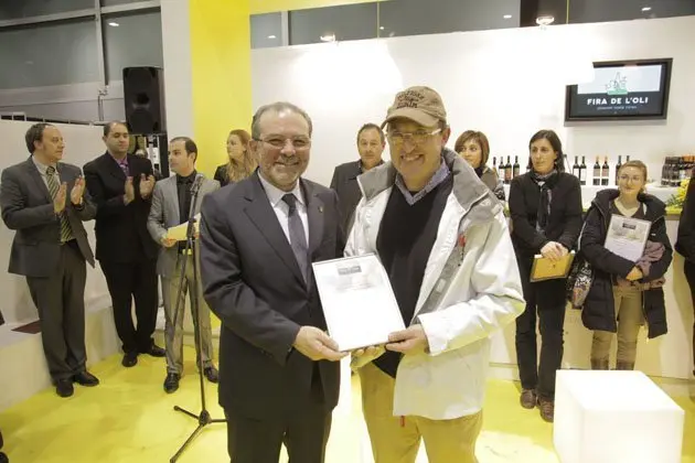 Joan Reñé lliura el premi al Molí Molí d&#39;Oli Gabriel Alsina i fills.