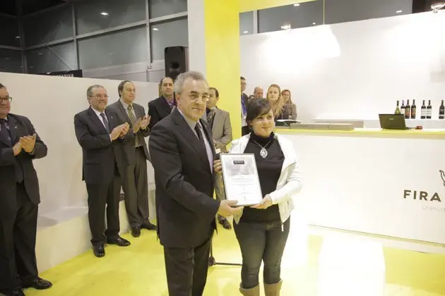 L&#39;alcalde Enric Mir lliura el premi al Castell de la Floresta.