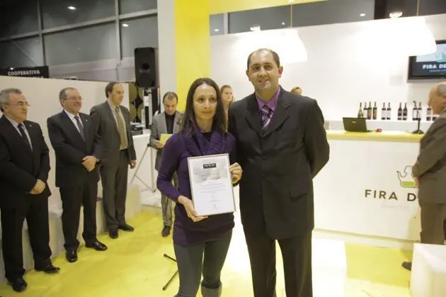 Jordi Ribalta lliura el premi a la millor iniciativa comercial a Lídia Cano.