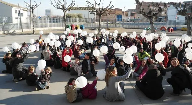 Els alumnes de Fondarella, van penjar, els globus, a la tanca del pati.                                              