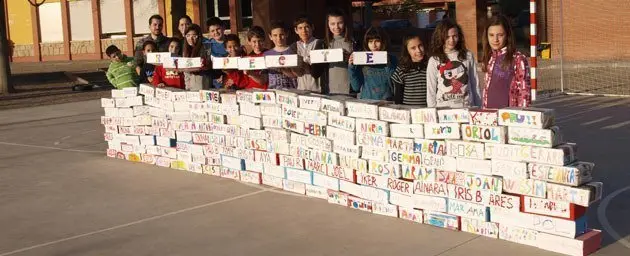 Els alumnes van alçar un mur que volia simbolitzar el seu compromís amb la Pau.     