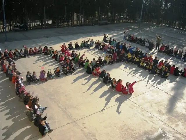 Els alumnes de l&#39;escola Albirka d&#39;Arbeca formen la paraula &#34;Pau&#34;