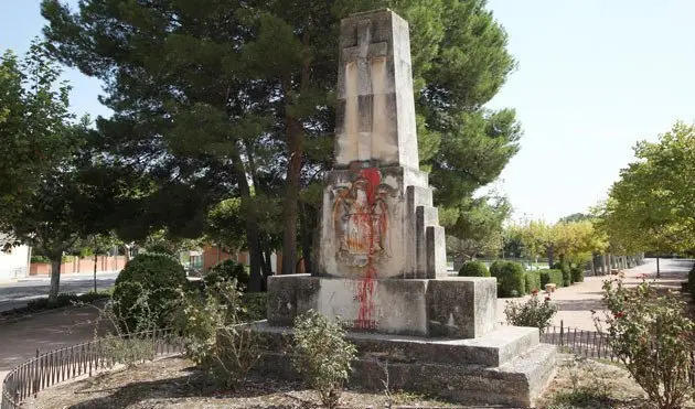 El monument als caiguts que es vol retirar del Parc Municipal.