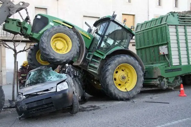 Imatges de com va quedar la furgoneta i el tractor amb la carreta.