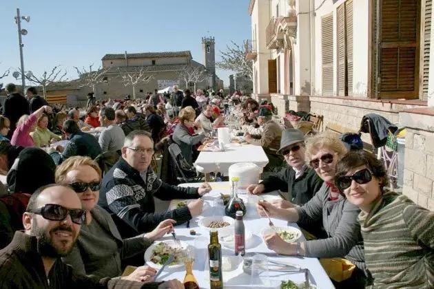 La plaça del Poal va cer l&#39;escenari del dinar popular, malgrat les baixes temperatures.