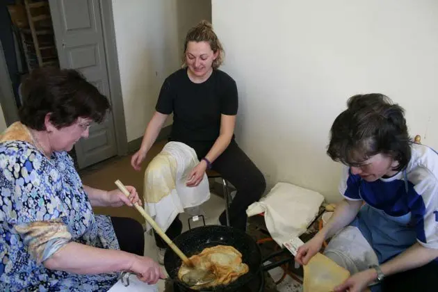 Els veïns i membres de l&#39;Ampa preparen les orelletes als Poal.