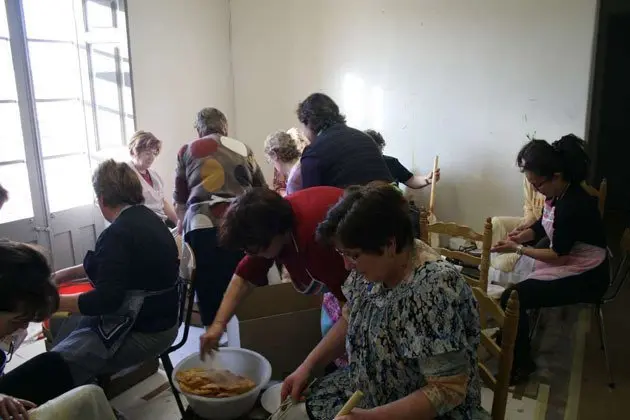 Els veïns i membres de l&#39;Ampa preparen les orelletes als Poal.