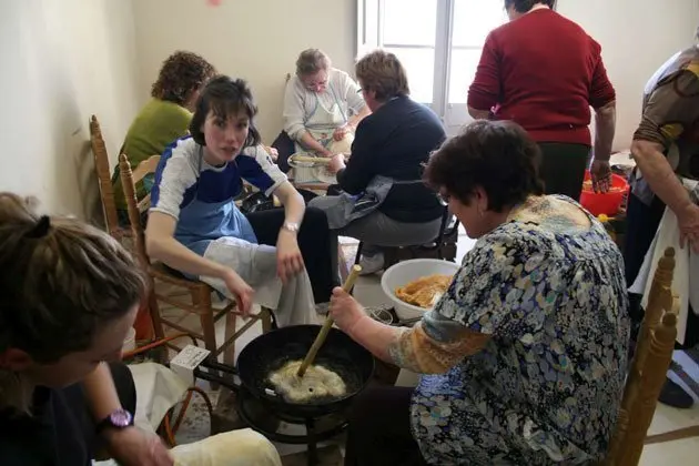 Els veïns i membres de l&#39;Ampa preparen les orelletes als Poal.
