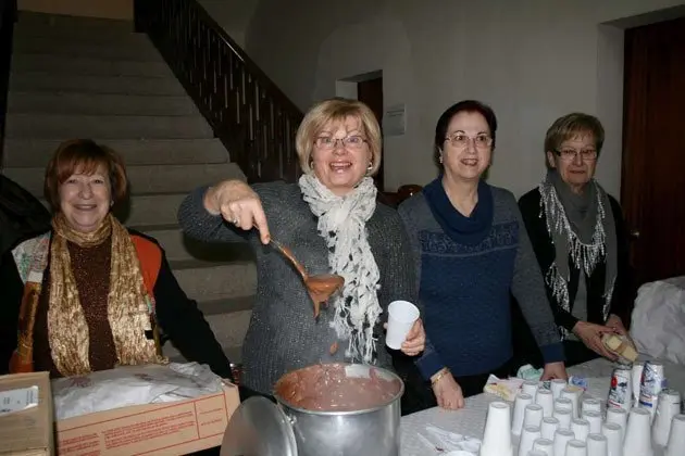 Els veïns i membres de l&#39;Ampa preparen les orelletes als Poal.
