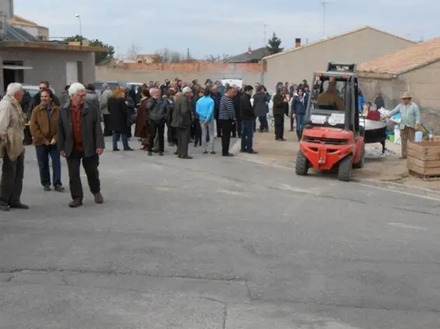 Els cassoles es preparen a l&#39;exterior del pavelló de Miralcamp.          