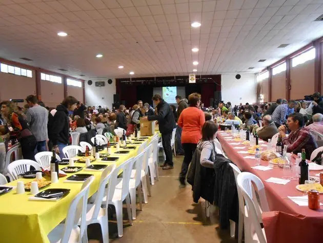 Centenars de persones van participar en les cassoles de Miralcamp.                  