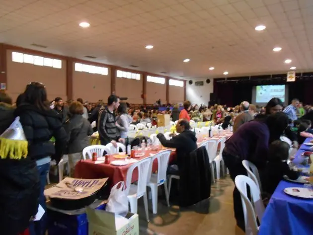 Centenars de persones van participar en les cassoles de Miralcamp.        