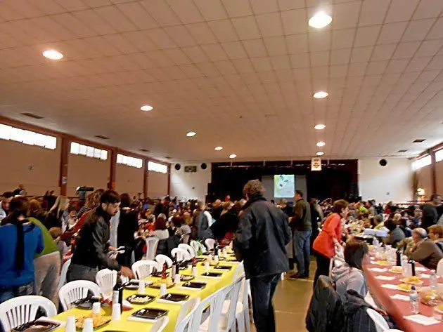   Centenars de persones van participar en les cassoles de Miralcamp.               