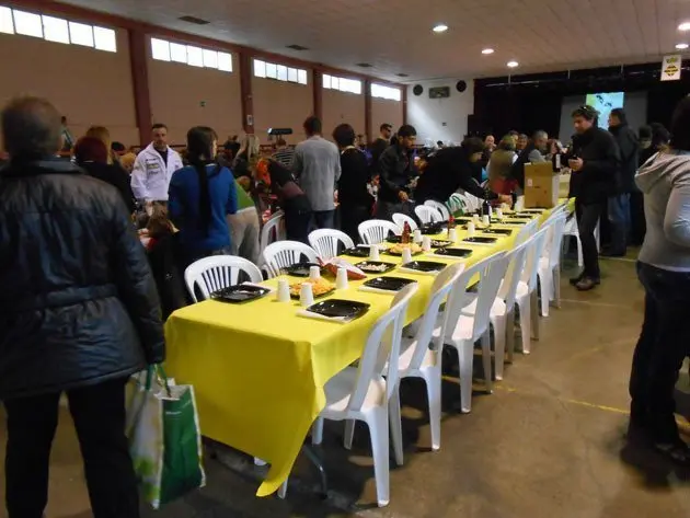 Centenars de persones van participar en les cassoles de Miralcamp.                