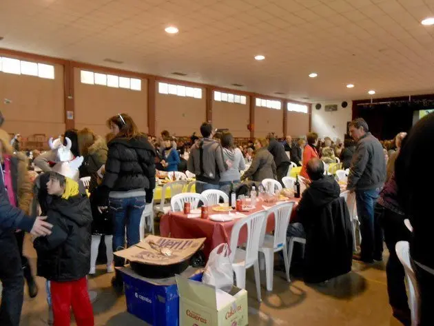 Centenars de persones van participar en les cassoles de Miralcamp.               