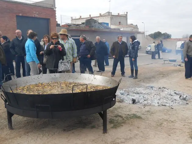 Els cassoles es preparen a l&#39;exterior del pavelló de Miralcamp.              