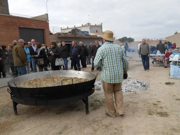 Els cassoles es preparen a l&#39;exterior del pavelló de Miralcamp.                 