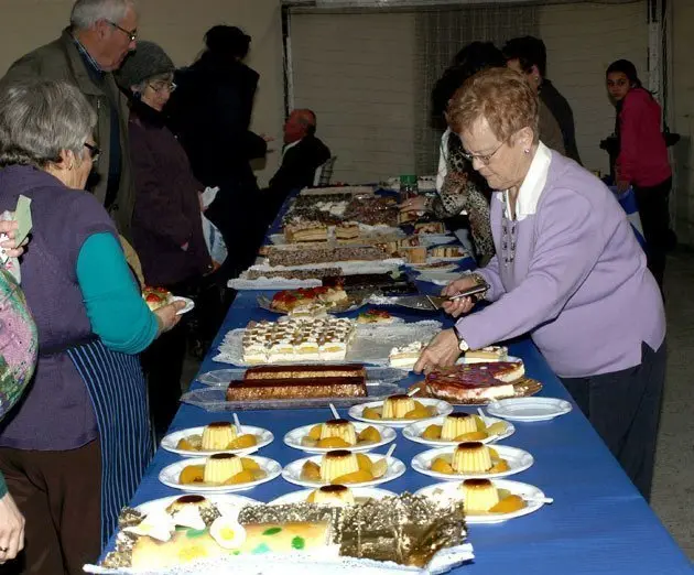 Les membres de Mans Unides de Vila-sana preparen els postres.