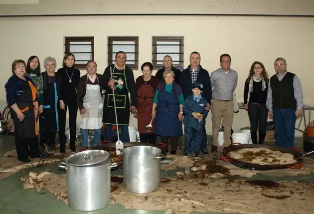 L&#39;alcalde Joan Ramon Sangrà amb els cuiners de la xulla del dinar.