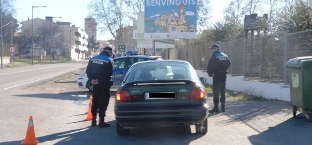 La Policia Local realitzant un control a l&#39;entrada de les Borges.