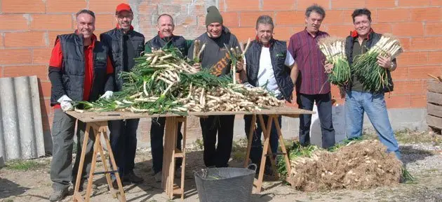 Els veïns de Sidamon preparant els calçots.