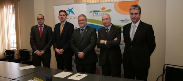 El president Francesc Fabregat amb els representants de l&#39;Obra Social la Caixa.