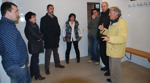 Els membres de l&#39;associació visiten l&#39;ubicació del futur alberg del Palau.