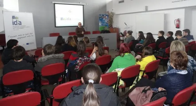 L&#39;alcalde de Bell-lloc Ramon Cónsola va donar la benvinguda als estudiants.                               