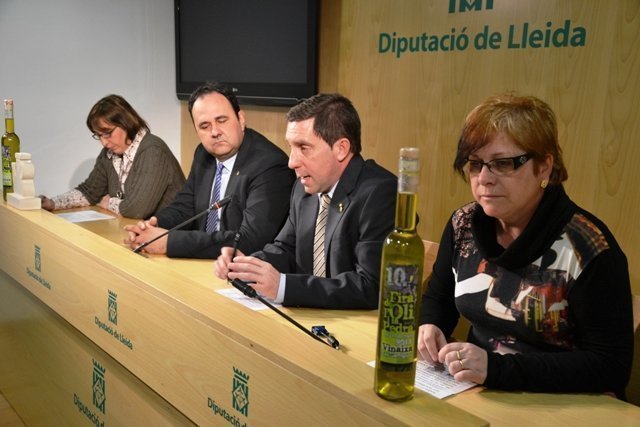 L&#39;alcalde Jordi Sarlé, acompanyat d&#39;Arnau, Villas i Gallart durant la seva intervenció